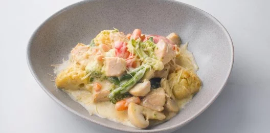 Курочка с овощами под сливочным соусом