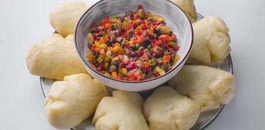 Конина с пампушками