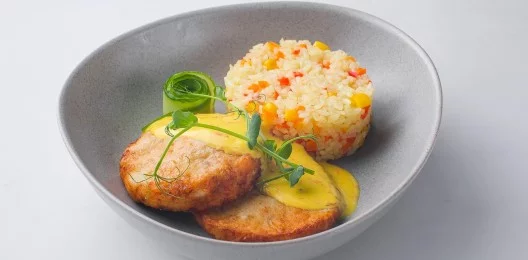 Куриные котлеты с рисом под сырным соусом