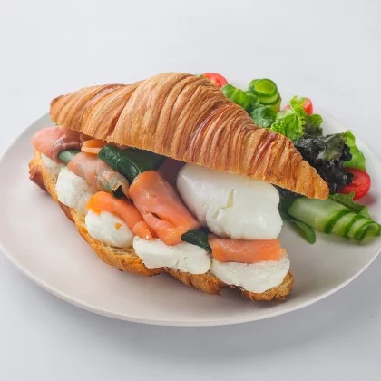 Круассан с лососем