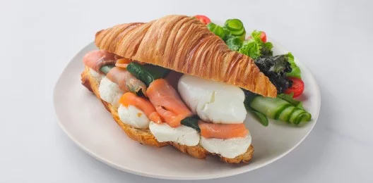 Круассан с лососем
