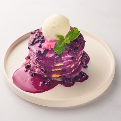 Панкейки под черничным соусом и сливочным мороженым