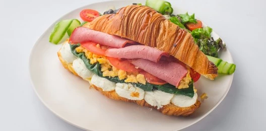 Круассан с сочной говядиной