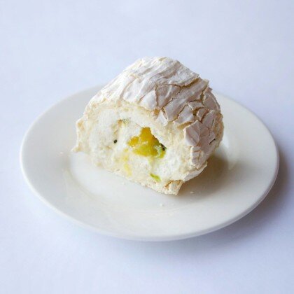 Кусочек Меренгового Рулета с киви