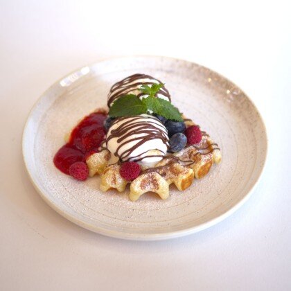 Бельгийская вафля с нутеллой и мороженым