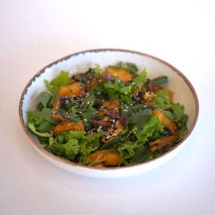 Салат с Хрустящим Цыпленком и Чипсами из Шампиньонов