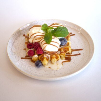 Бельгийская вафля с карамелью и мороженым