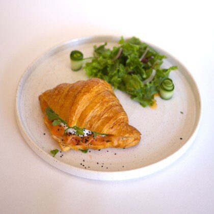 Круассан с Семгой и яйцом пашот