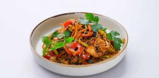 Тёплая фунчоза с курицей