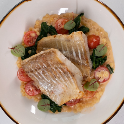 Морской окунь с соусом биск, пастой птитим и шпинатом