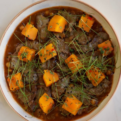 Говядина с томленными овощами в соусе Жу