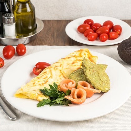 Омлет с гуакамоле и семгой