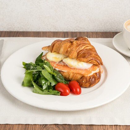 Круассан с авокадо и семгой