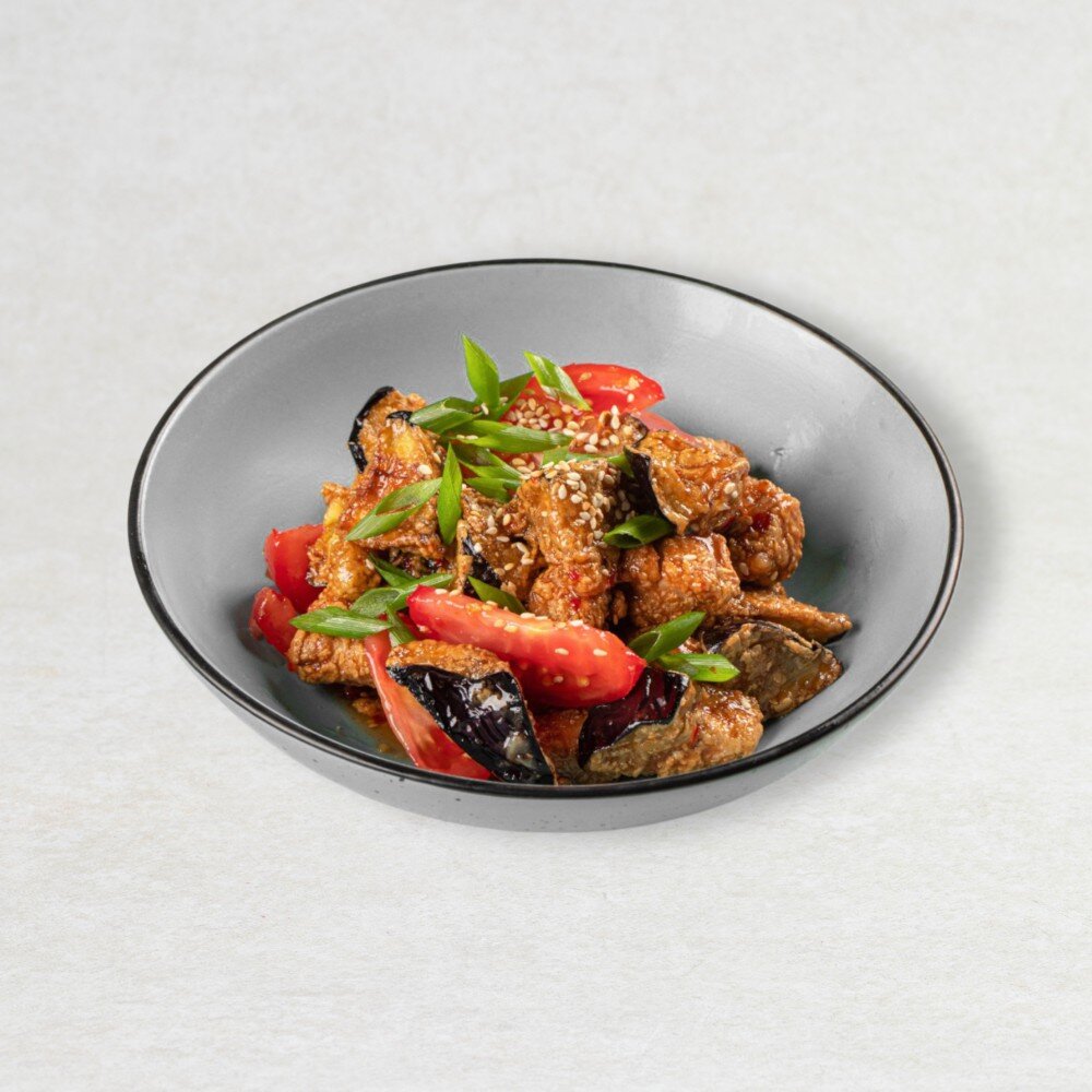 Салат с хрустящими баклажанами и курицей