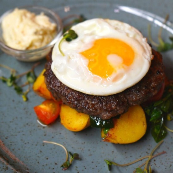 Бифштекс с глазуньей