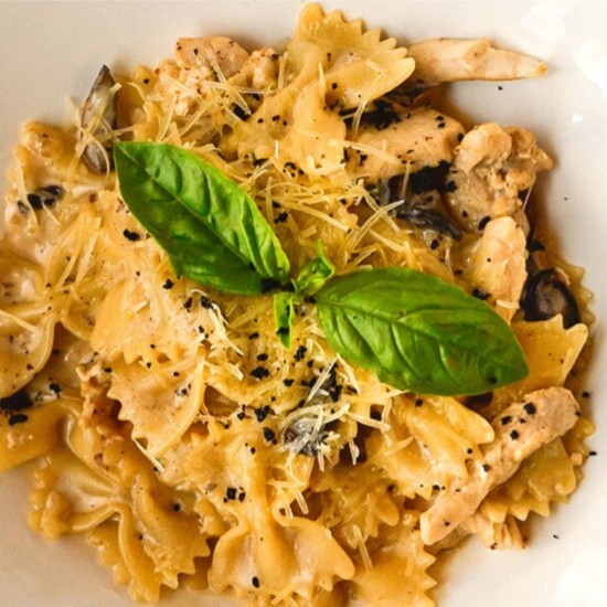 Паста с курицей и грибами
