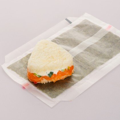 Онигири с лососем