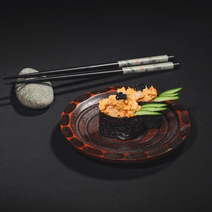 Острый гункан с угрем и черной икрой