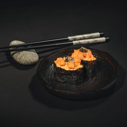 Острый гункан с о-торо и черной икрой