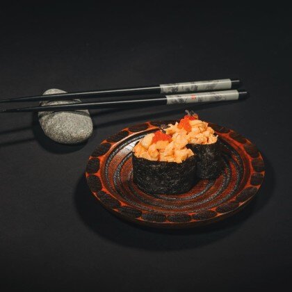 Острый гункан с тигровой креветкой и красной икрой