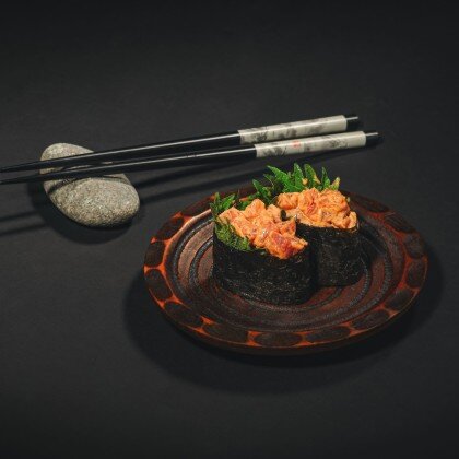 Острый гункан с аками и листом шисо