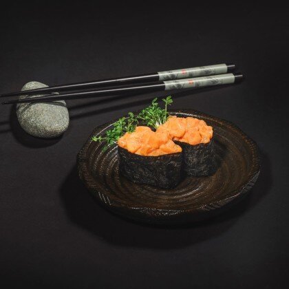 Острый гункан с лососем