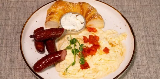 Скрэмбл с колбасами