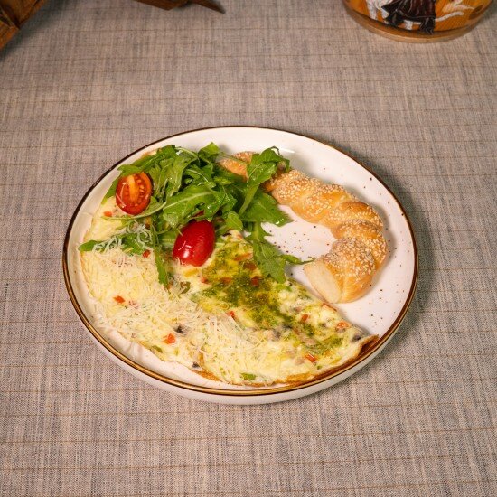 Омлет с овощами и соусом песто
