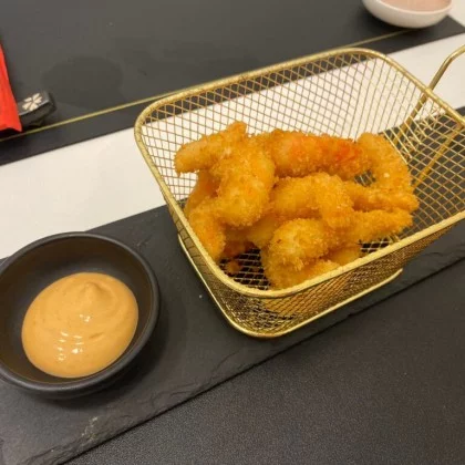 Langostinos fritos con salsa