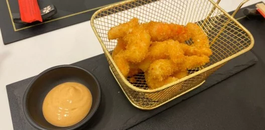 Langostinos fritos con salsa