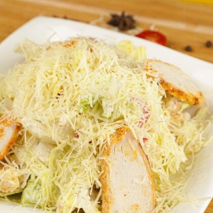 Салат Цезарь с курицей