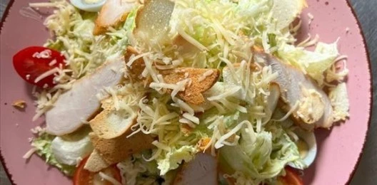 Салат Цезарь с курицей