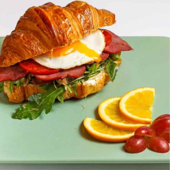 Круассан с ростбифом