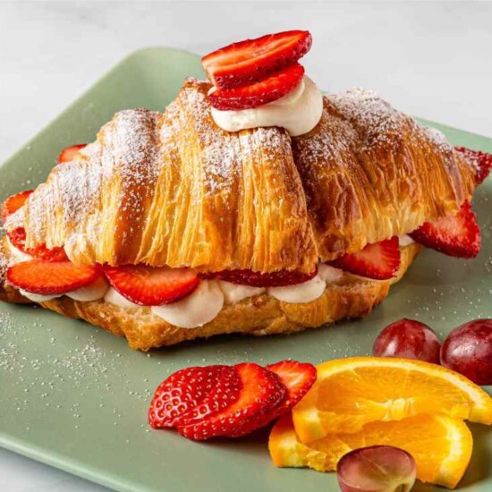 Круассан с ягодным джемом