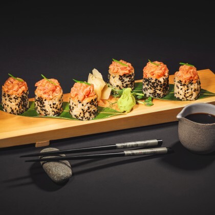 Острый ролл с лососем и тунцом