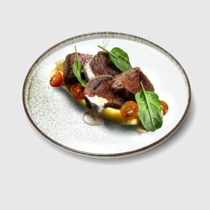 Телячий язык на гриле с картофельным пюре и луком фри