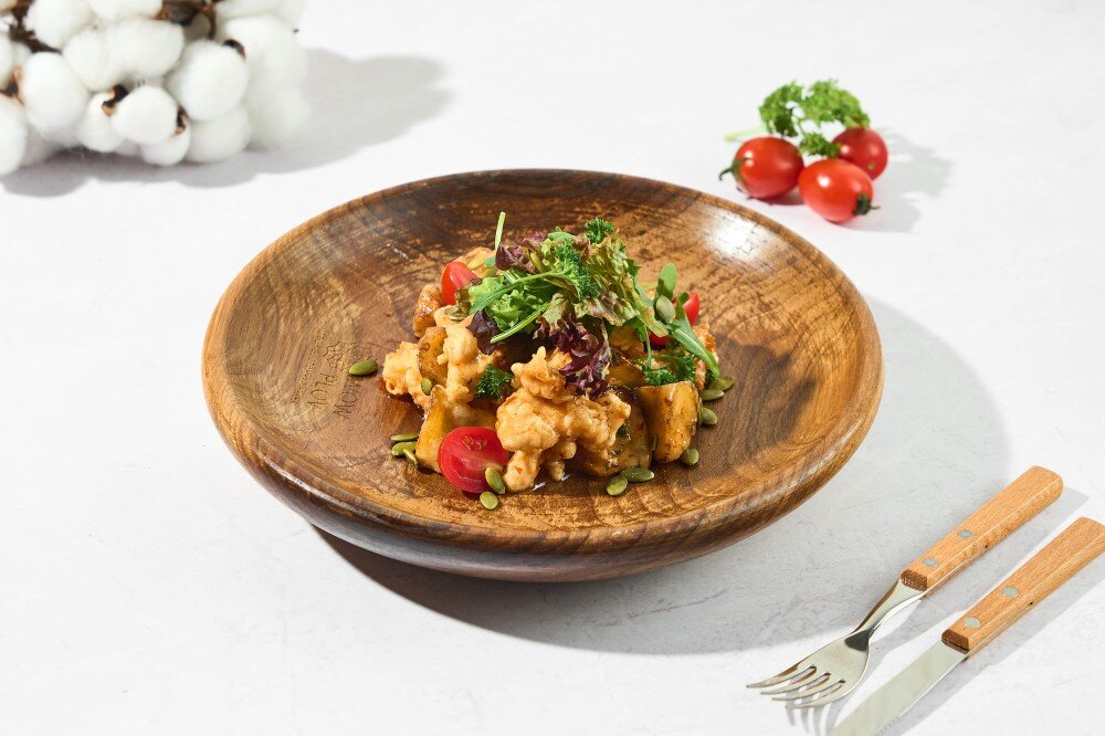 Салат с хрустящими баклажанами и курицей