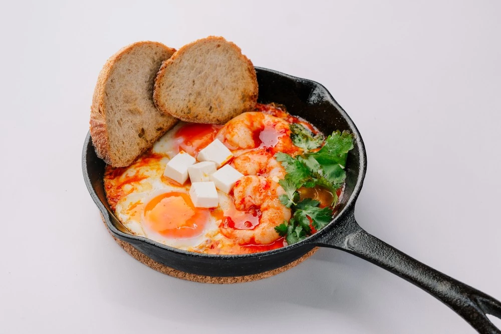 Шакшука с креветками с сыром фета