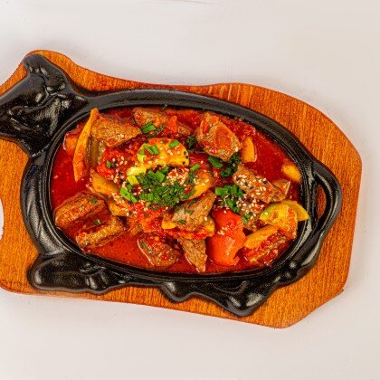 Телятина с овощами в ароматной жаровне