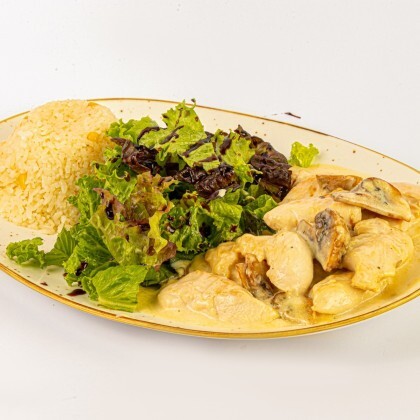 Курица с грибами в сливочным соусе с рисом