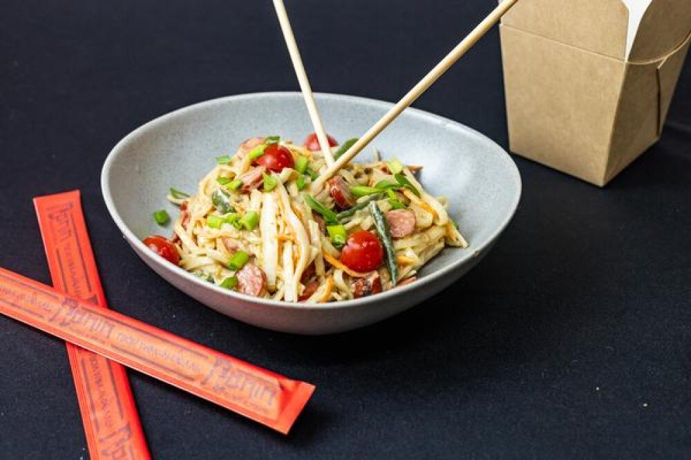 WOK удон с охотничьими колбасками