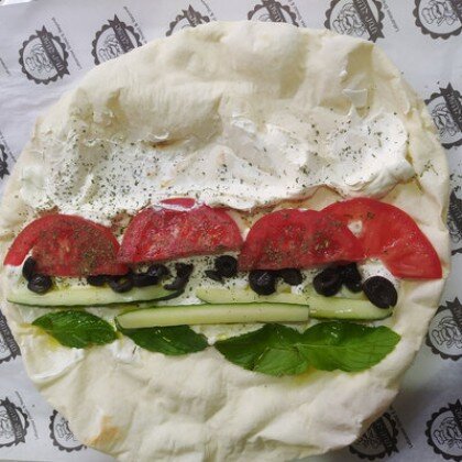 Свежевыпеченный хлеб с йогуртом и овощамии