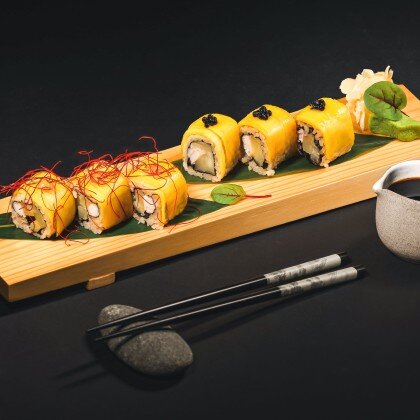 Ролл с креветкой манго и ананасом