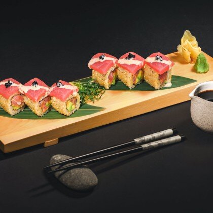 Ролл с тунцом и авокадо