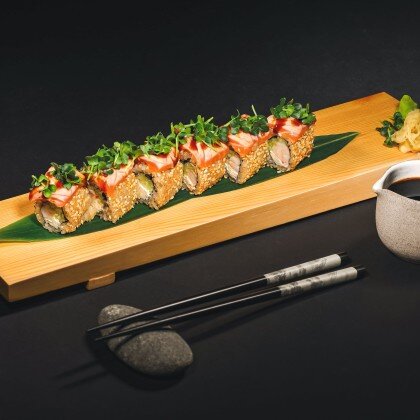 Ролл с лососем и креветкой