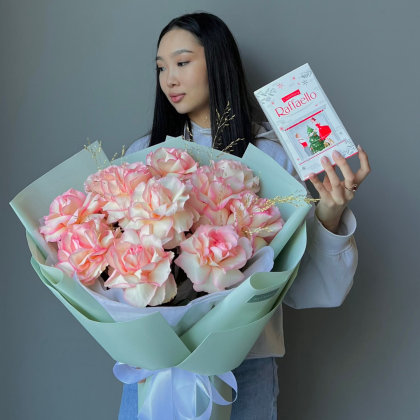 Букет из французских роз + Raffaello (3.3)