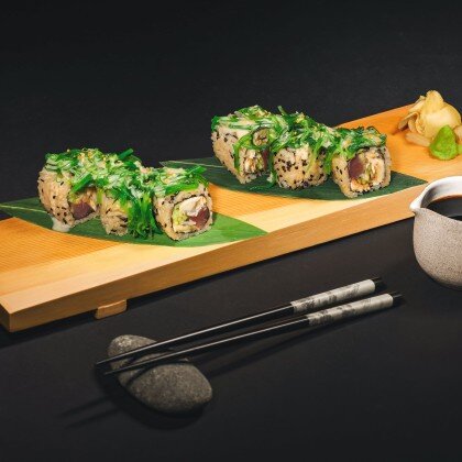 Ролл с угрем в ореховом соусе