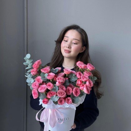 Трендовые кустовые розы в коробочке (5.2)