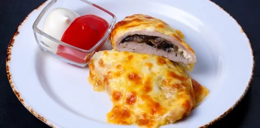 Куриный рулет с грибами и луком
