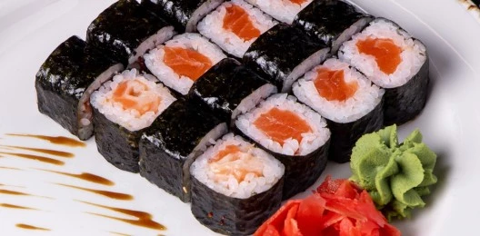 Маки с лососем